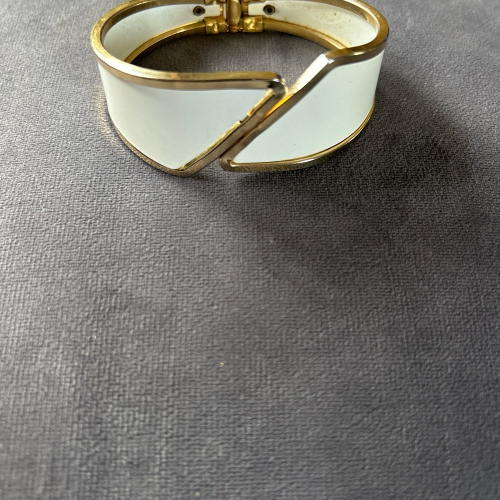 Vintage Elegant Gold Tone and White Women's Bracelet